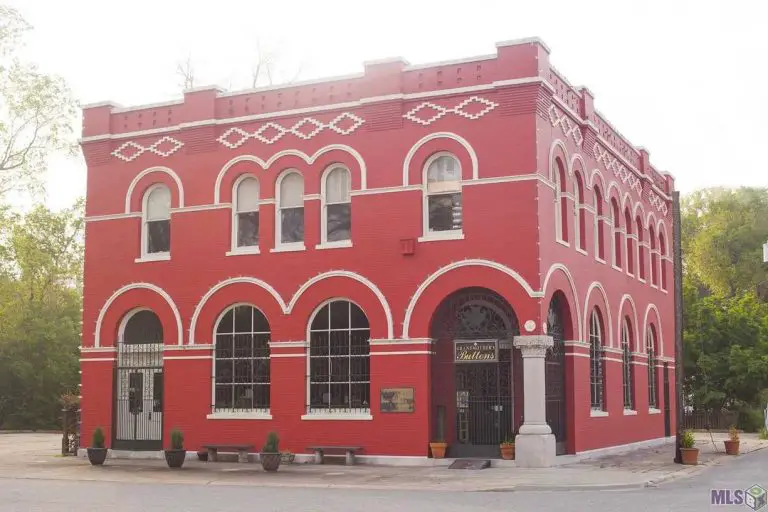 Abandoned 1905 Bank in Saint Francisville, LA For Sale: A Historic Gem Waiting to Be Revived