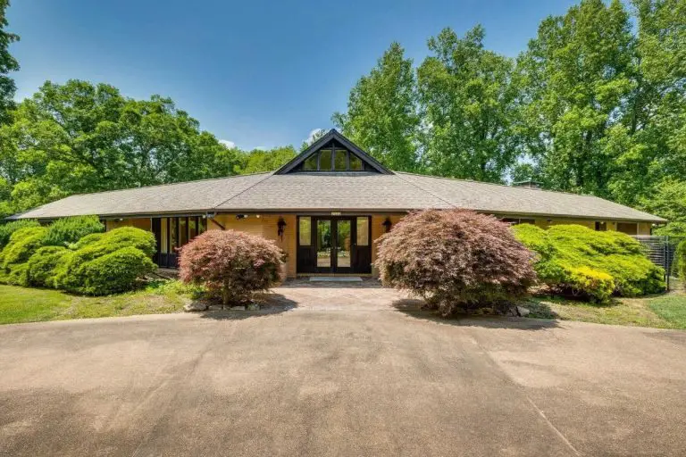 Stunning Kingsport, Tennessee Midcentury Estate from 1964 Seeks New Owner at $1.5M