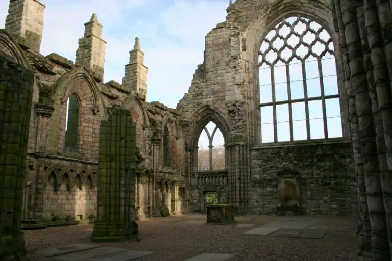 Holyrood Abbey- This 12th Century Enchanting Old Ruin Took Our Breath