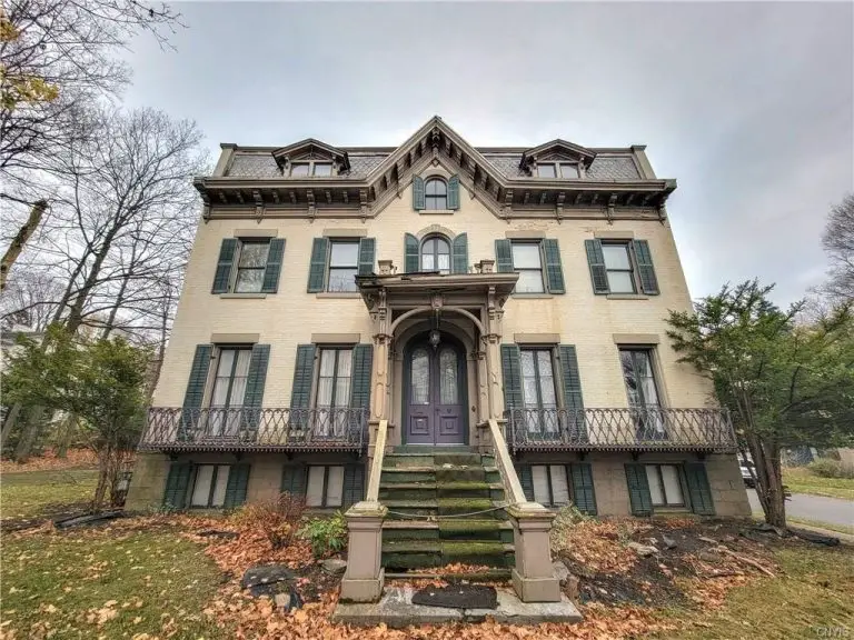 Abandoned Victorian Style Home (Circa 1827) In Historic District