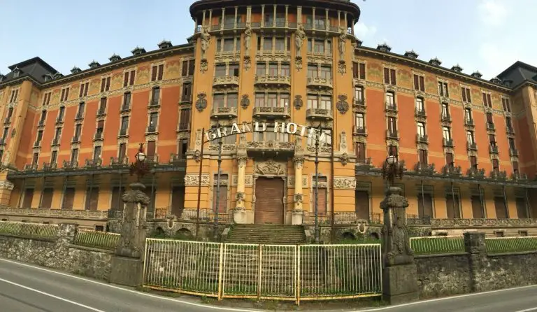 Abandoned Hotel In Northern Italy (San Pellegrino) (Photos)