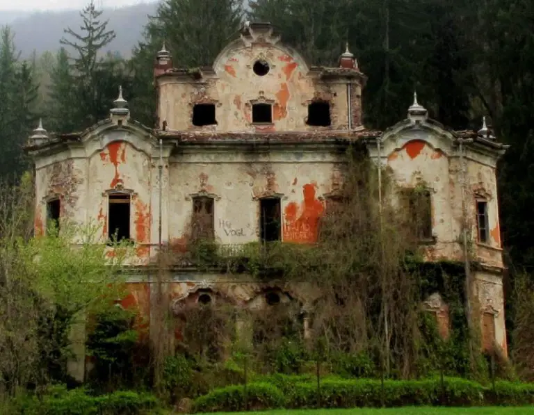 The Red House – Italy’s Most Haunted Villa Which Lies Abandoned and Off Limits