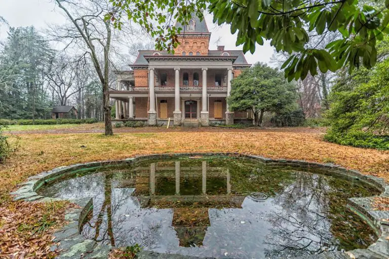 Inside of Abandoned Mansion Situated In South Carolina (Photos)