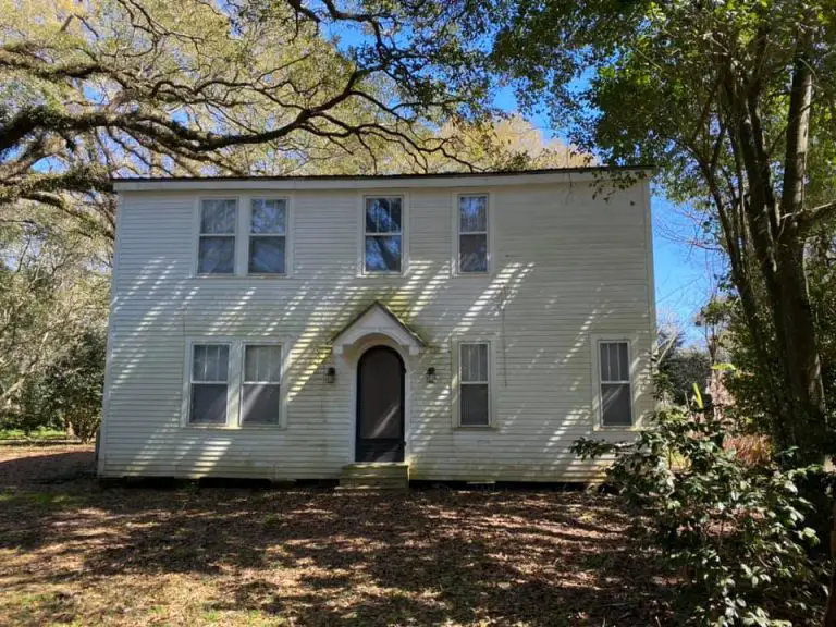 A Louisiana Real Estate Agent Is Giving Away This Allegedly Haunted House for Free