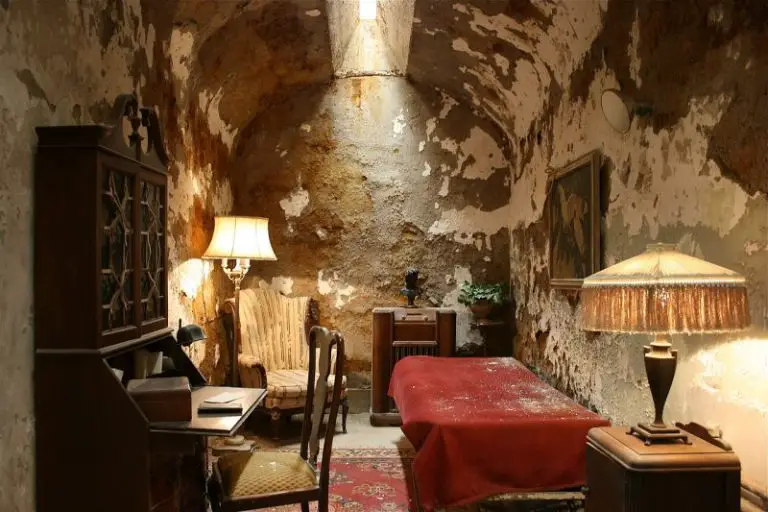 Al Capone’s Cell… These Photos Of The Abandoned Eastern State Penitentiary Will Spook You Out…