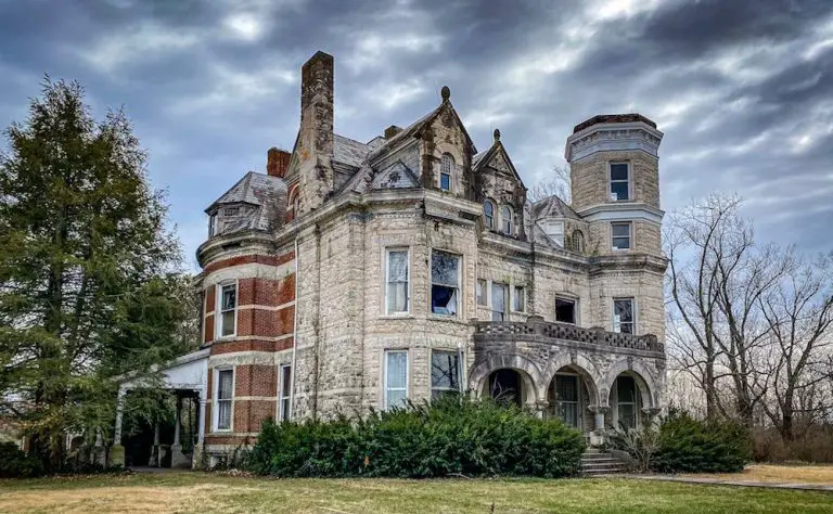 Abandoned 1891 Mooreland Mansion Sold for $78K in Harrodsburg, Kentucky