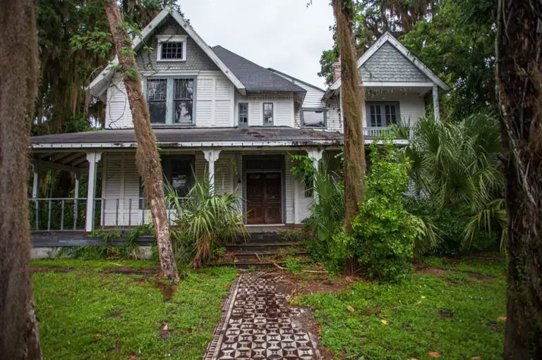 From Riches To Ruins: Step Inside This Abandoned Millionaire’s House