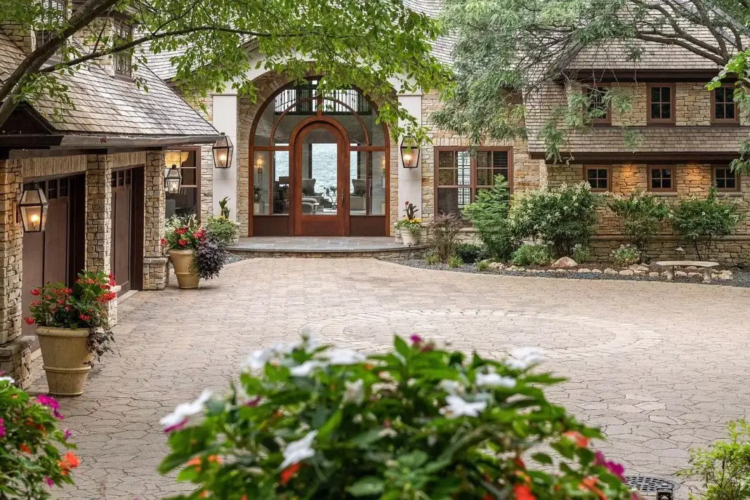 9 Million Architect Mike SharrattRenovated Lake Lakeshore