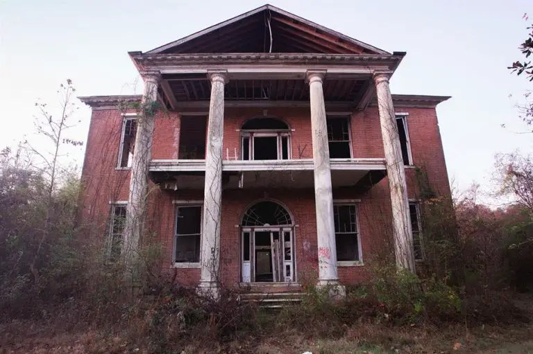 Tour Arlington, The Mysterious Abandoned Mansion In Natchez, Mississippi