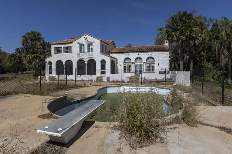 Tour The Abandoned Bin Laden Mansion In Oakland, Florida