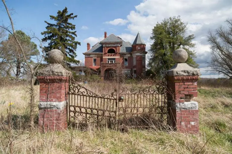 Explore This Abandoned Mansion In The Middle Of A Virginia Golf Course