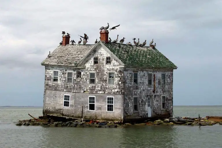 The World’s Most Spooky Abandoned Houses