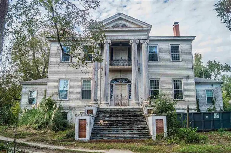 Mysterious Abandoned Mansion Rumoured To Be Built On Gold