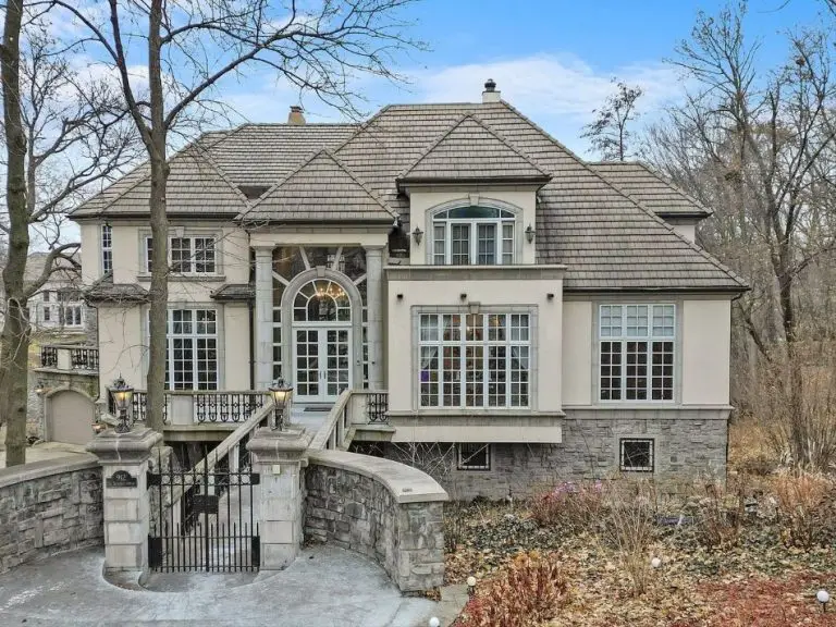 $2.29M Trinity Lakes Château For Sale in , Illinois