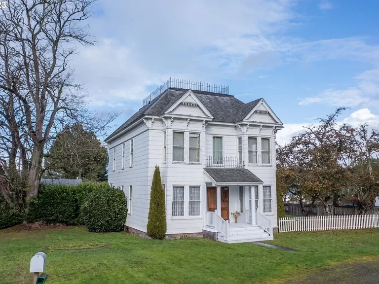 3-Bed, 2-Bath Victorian Home. Circa 1890 in Oregon. $399,000