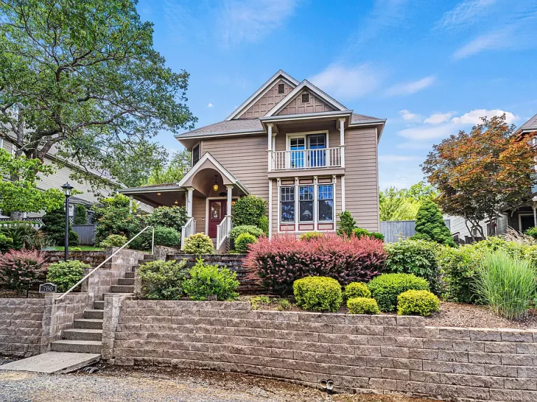 Victorian Stylehome With 3 Bedrooms, 3 Bathrooms. Circa 1999 in Jacksonville, OR. $749,000