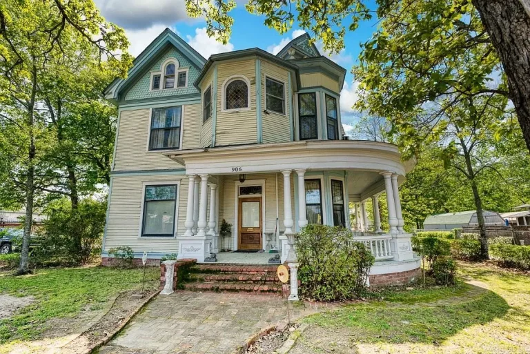 Historic 1884 Victorian Home Lists For $567,000 in Hot Springs