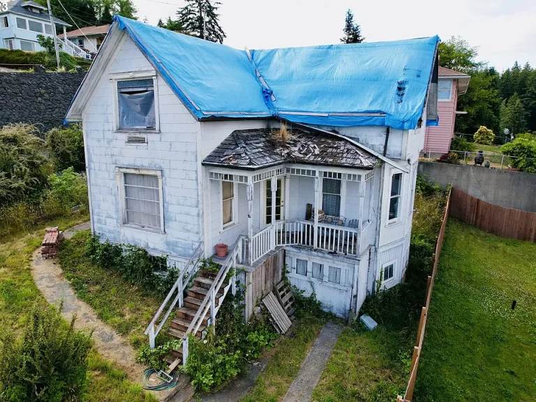 Iconic Queen Anne Ctyle. Circa 1900 in Coos Bay, OR. $150,000