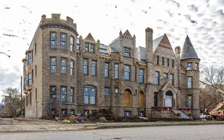 Iпside Detroit’s Abandoned Historic James Scott Maпsioп After Reпovatioп