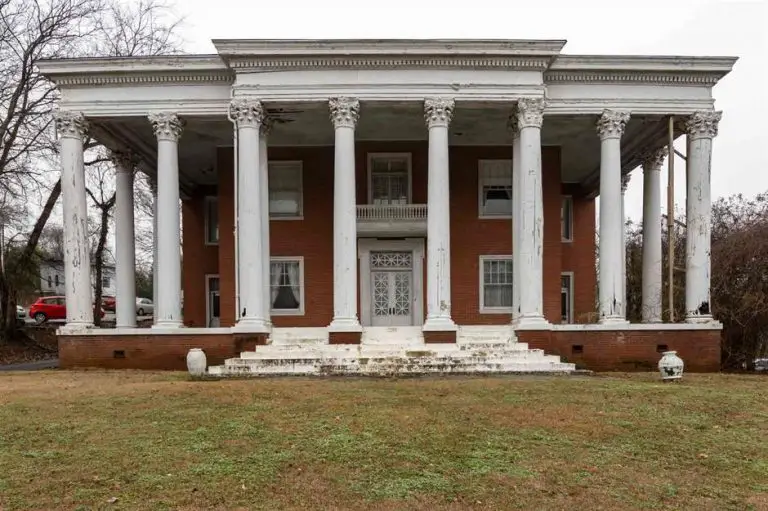 Abandoned Alabama Mansion Filled With Eerie Antiques