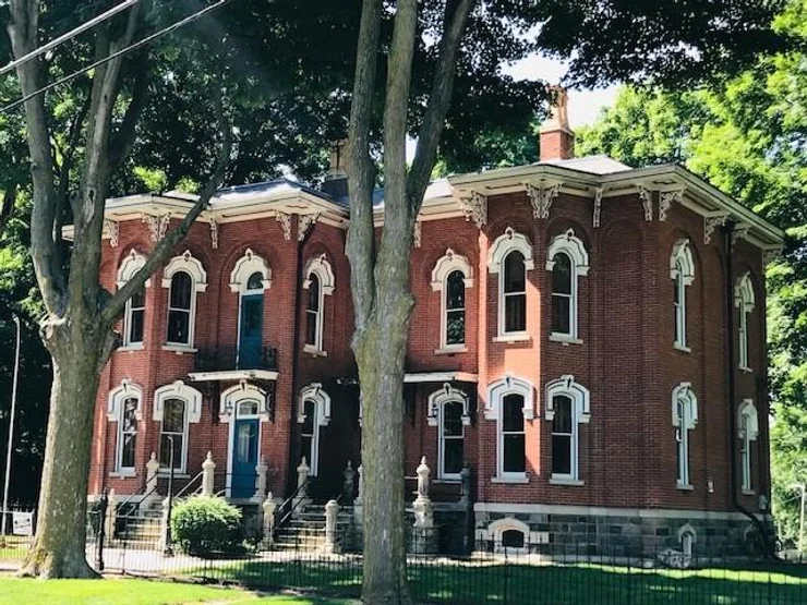 1886 Indiana Italianate With Original Woodwork For Only $250,000! Inside Photos!