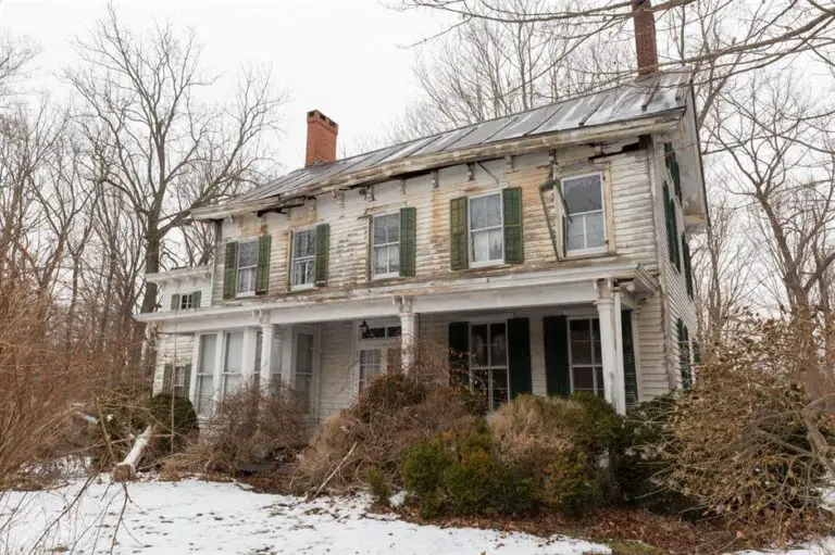 Step Inside This Abandoned Old House Untouched For 40 Years