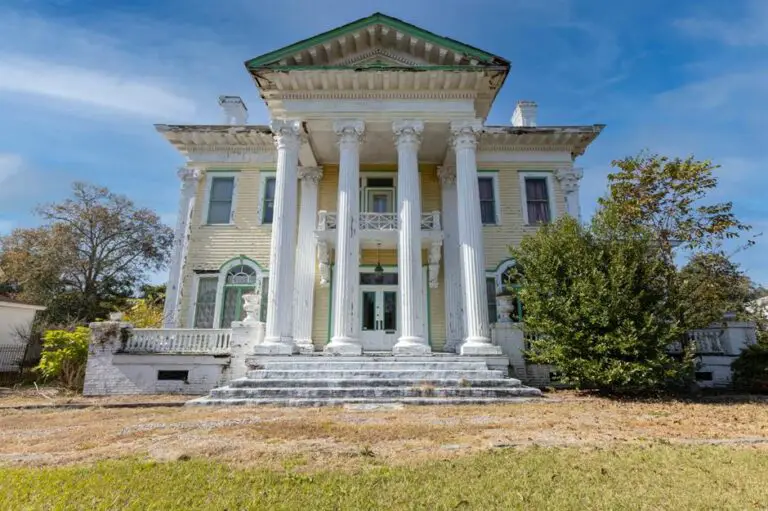 Tour The Beautiful Abandoned Rainer-Lewis House In Alabama