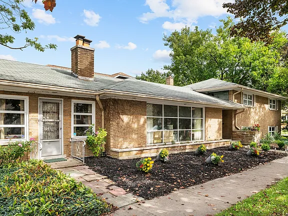 Rare 1957 Mid-Century Marvel Awaits Preservation in Berwyn