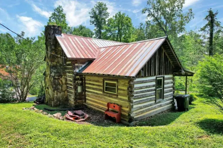 19th-Century Log Cabin For Just $189,000. You Won’t Believe Your Eyes!