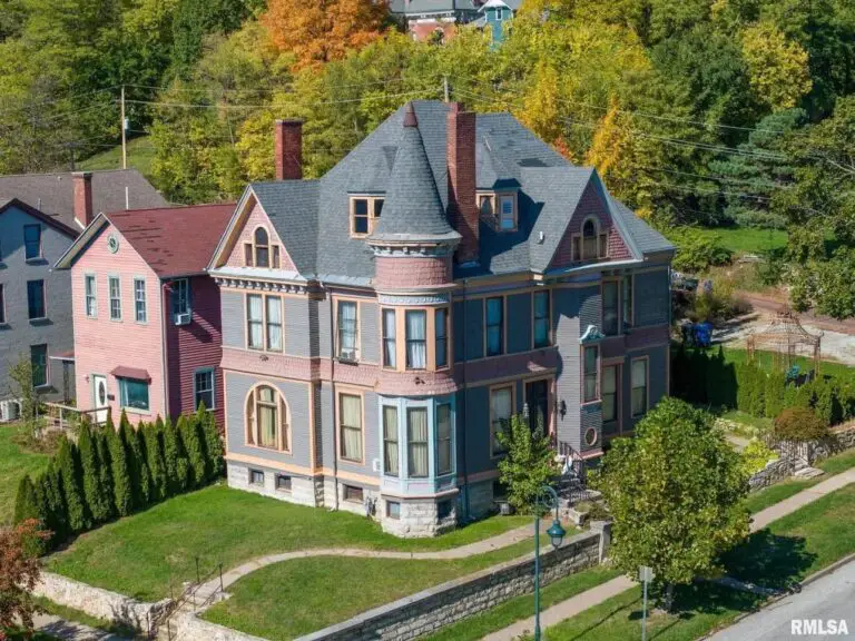 Stunning 1893 Queen Anne Victorian in Davenport, Iowa