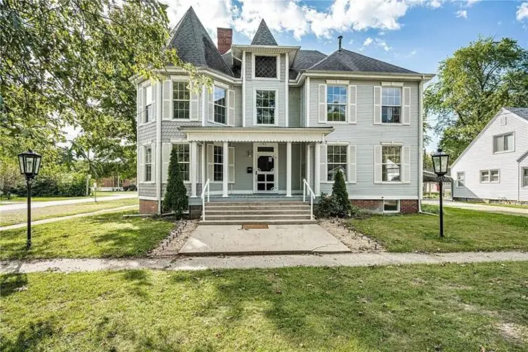 1895 Victorian house in Saint Elmo, Illinois – $269k