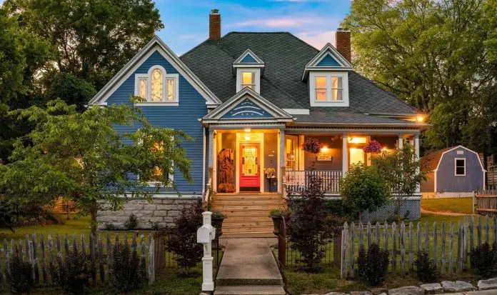 A 1908 Wartrace Home with an 18th-Century Terrace For $949K in Tennessee