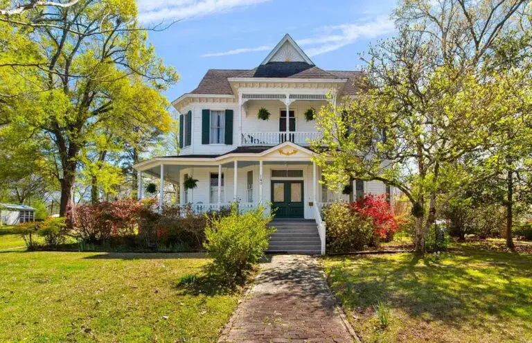 Porch goals and a pretty interior! Smith-Riddell House, C. 1900 in Mississippi. $275,000