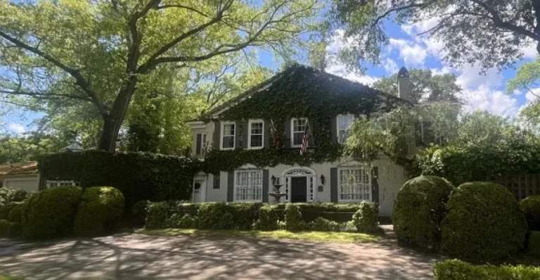 Like a secret garden! Has a pool. Circa 1947 in Georgia. $225,000