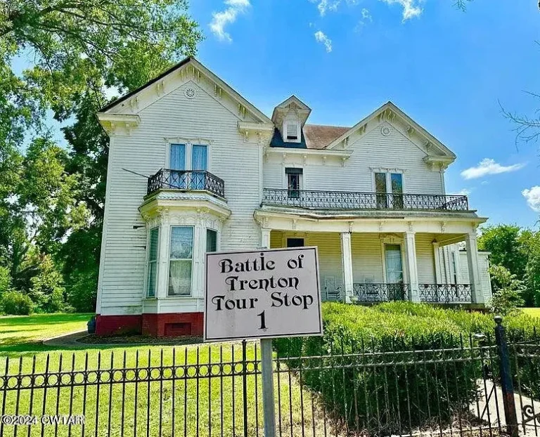 Original details inside! Historic Freed House, Circa 1871. Almost two acres in Tennessee. $215,000