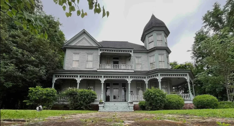 Deal of the Day! Jackson-Niles House. Over one acre in Mississippi. $240,000
