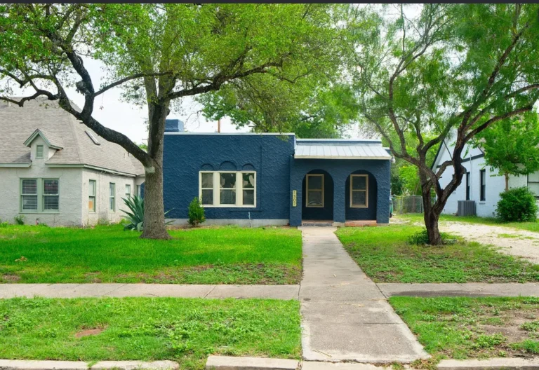 Cute house in Texas! Circa 1930. $189,900