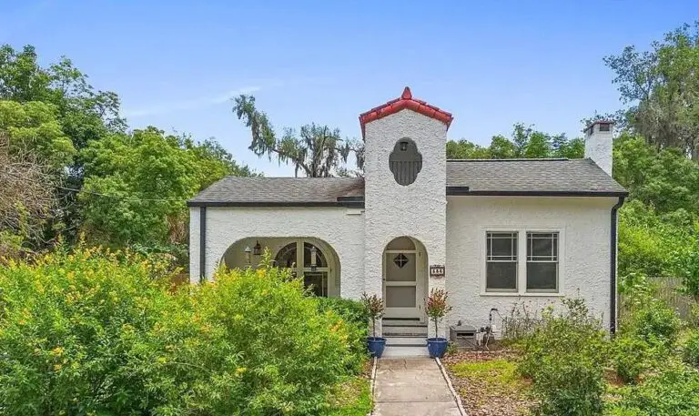 Move In Ready! Circa 1937 in Florida For Only $260,000!