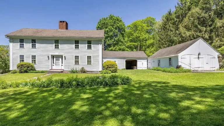 Built in 1717 With Over 2 Acres in Connecticut For $364,900!