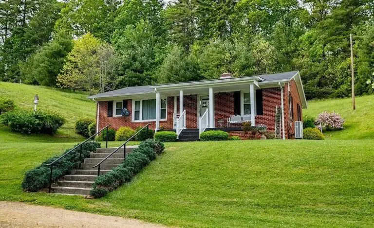 Furnished Mountain House With Lovely Barn! Over 3 Acres in North Carolina For $399,900!