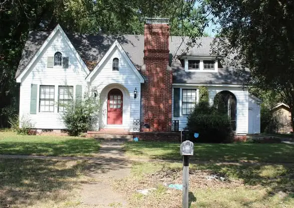 Love the screen in porch! Circa 1935 in Arkansas. $95,000