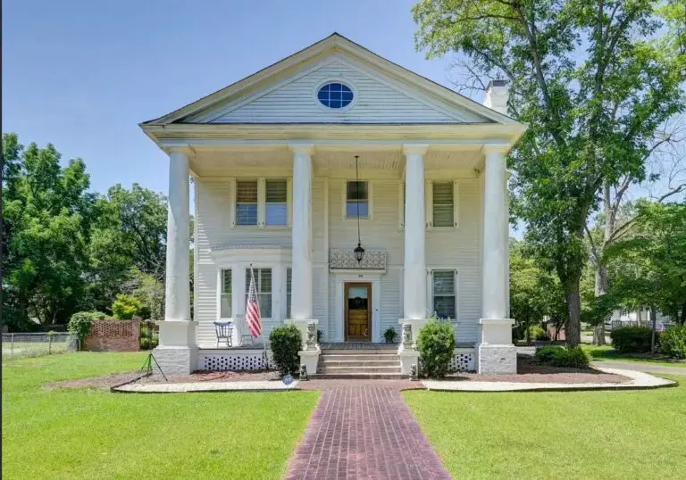 Stately exterior! In-ground pool! C. 1896 in South Carolina. $299,900