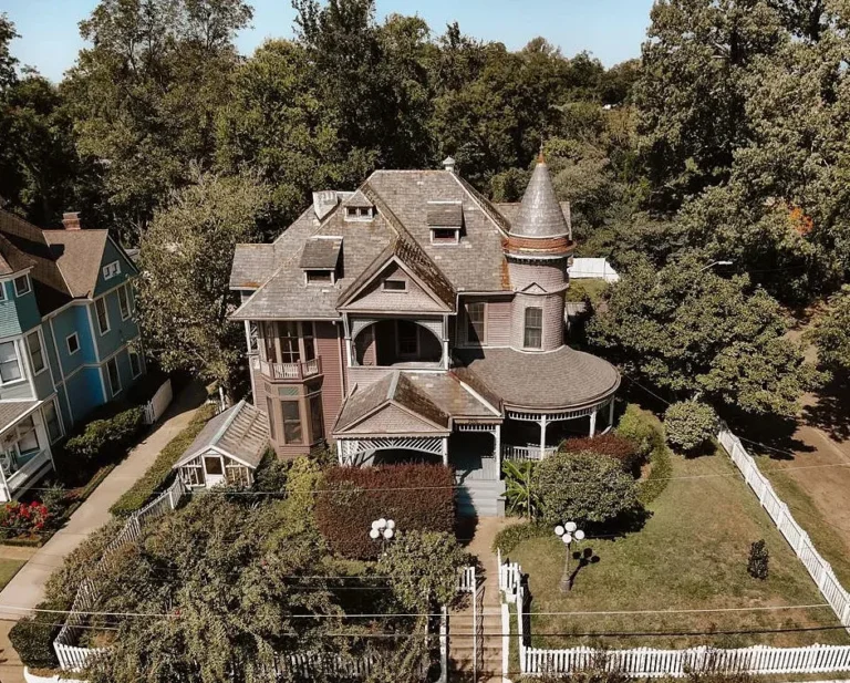 Grand house! 8 bedrooms/6 bathrooms! Circa 1900 in Mississippi. $350,000