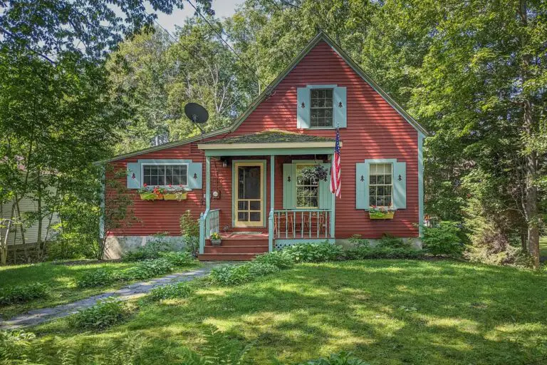 Charming Cabin! Quaint 1920 Cabin in Northport, Maine Listed For $525K