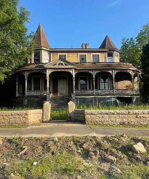 Only $119,500! Large Historic Two Story Home Built Around 1820 in Sparta, GA!