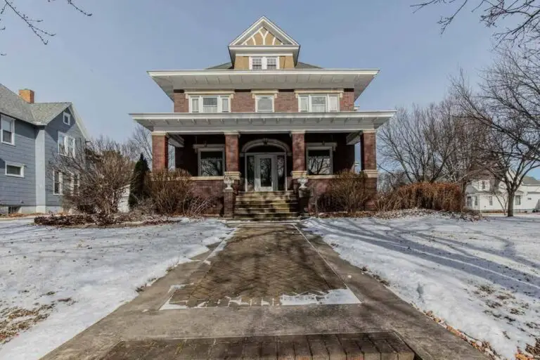 Stunning 1908 Historic Home in Mendota – A Grand Architectural Masterpiece