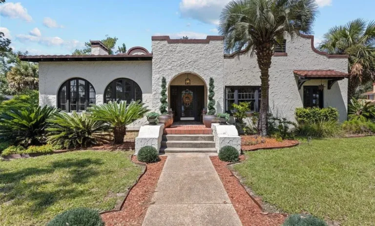 Beautiful house! Amazing price! Circa 1925 in Florida. $289,000