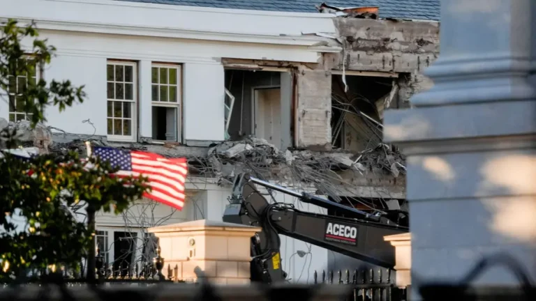 Destroying History! White House begins demolishing East Wing facade to build Trump’s ballroom