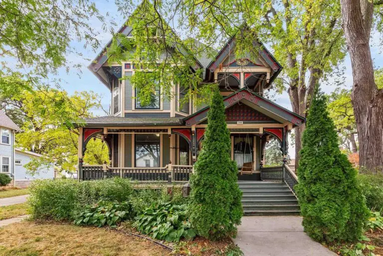 1900s Queen Anne “Painted Lady” Hits The Market For $410,000 In Wisconsin
