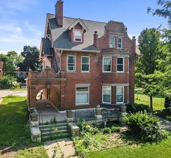 1901 Gettelman Mansion In Milwaukee Hits The Market For $440,000